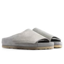 Fear Of God X Birkenstock The Los Feliz Suede - Cement -Best Shoes Shop Fear of God x Birkenstock The Los Feliz Suede Cement 1024765 CEM 01 21 23 Feature KN 4