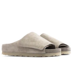 Fear Of God X Birkenstock The Los Feliz Suede - Taupe -Best Shoes Shop Fear of God x Birkenstock The Los Feliz Suede Taupe 1024780 TAU 01 21 23 Feature KN 7