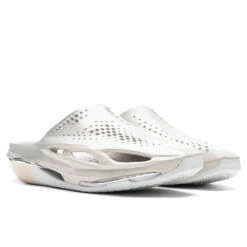 Nike X Matthew M. Williams 005 Slide - Light Bone/Chrome -Best Shoes Shop Nike x Matthew M. Williams 005 Slide Light Bone Light Bone Chrome DH1258 001 09 15 22 Feature DUKE 5